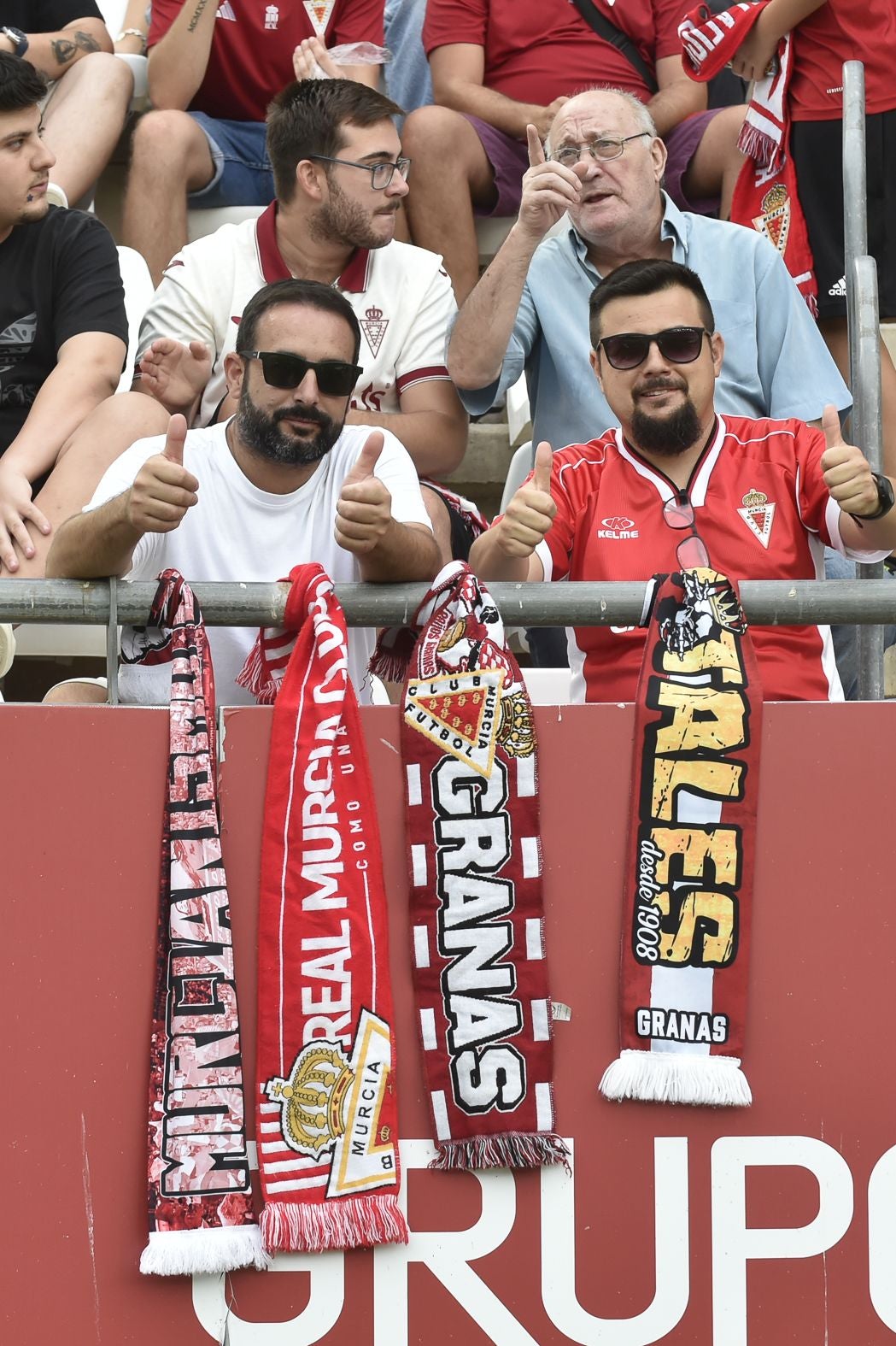 La grada celebra la victoria del Real Murcia, en imágenes