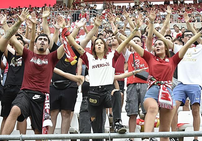La grada celebra la victoria del Real Murcia.