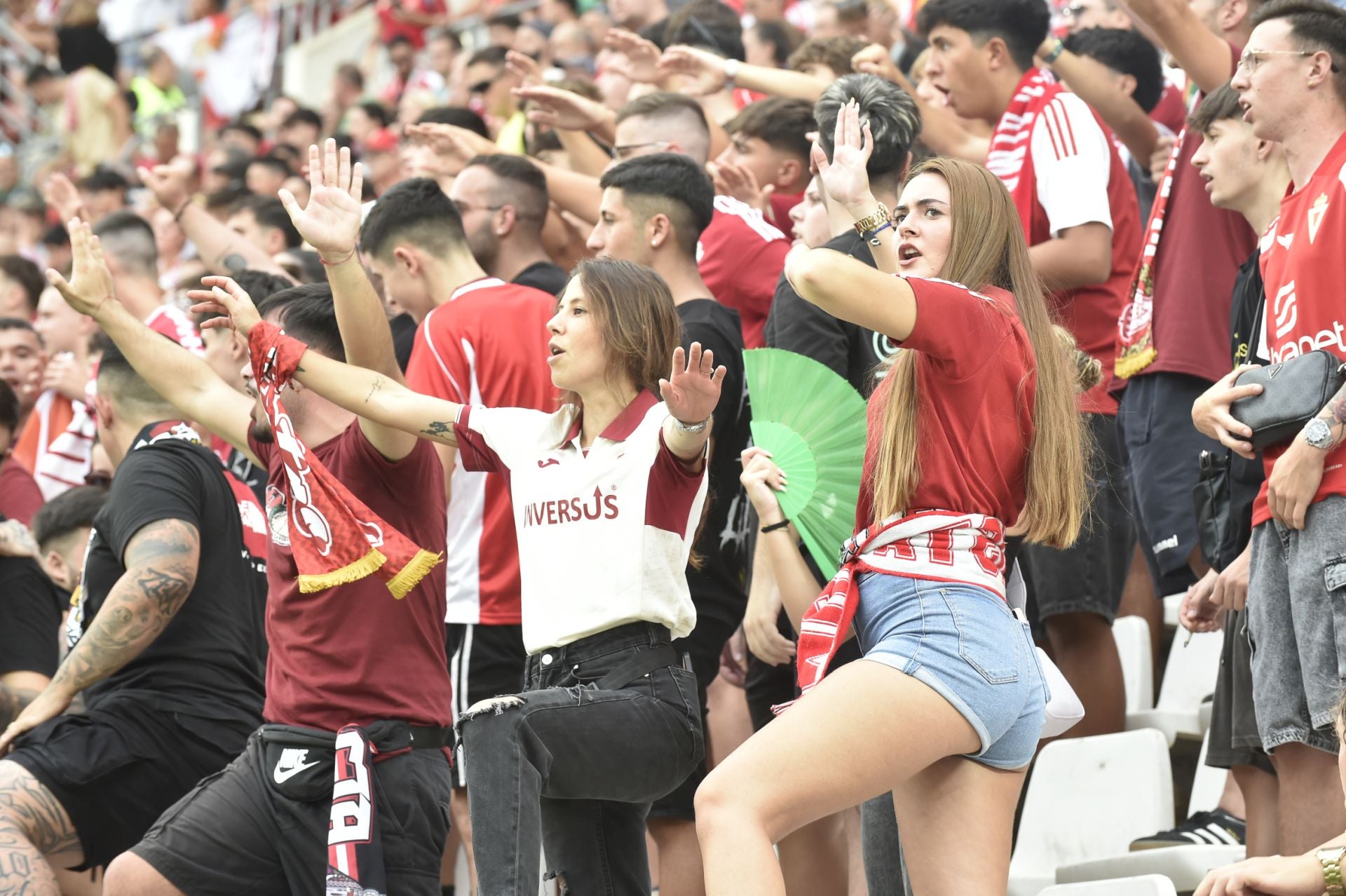 La grada celebra la victoria del Real Murcia, en imágenes