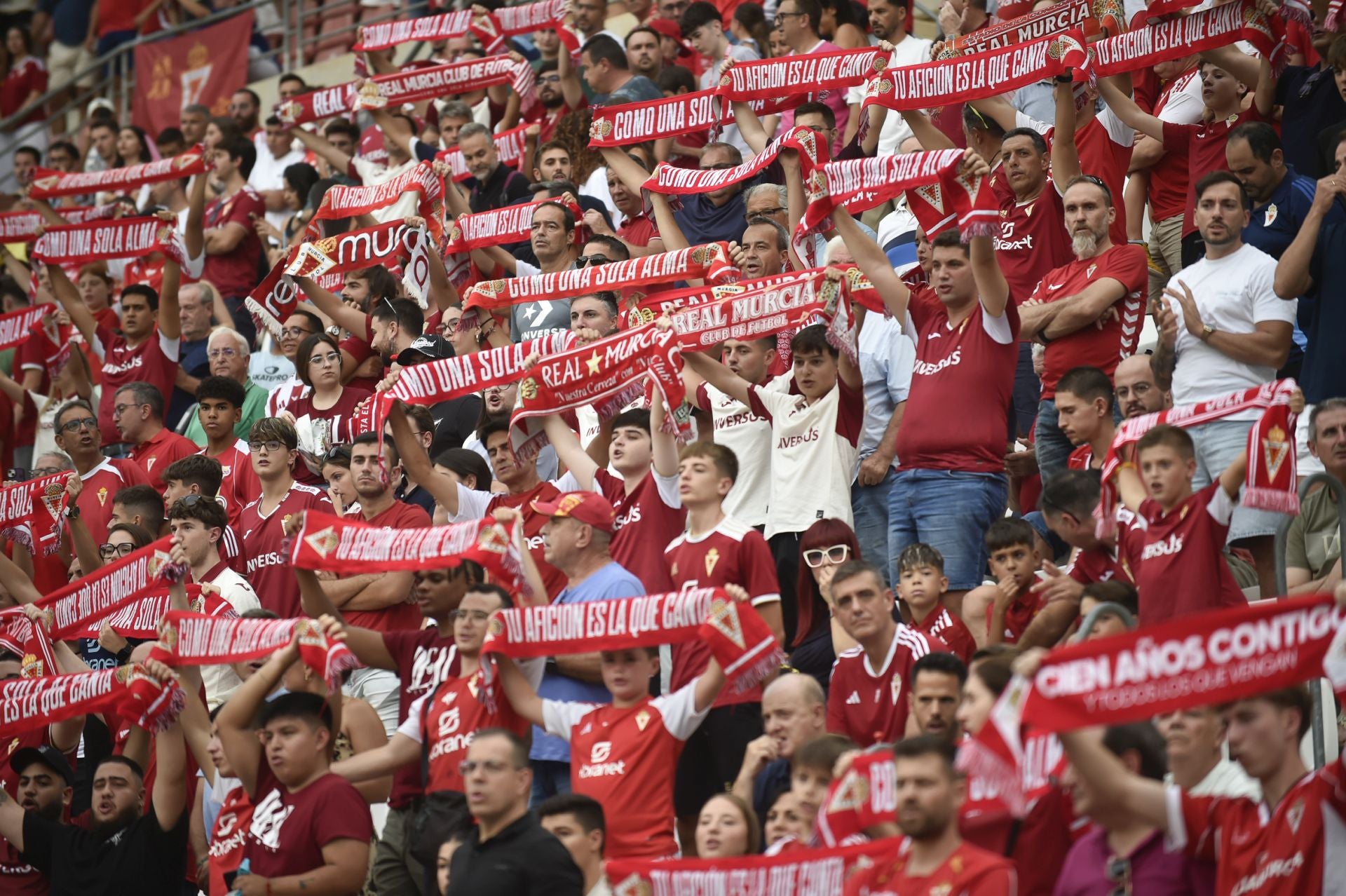 La grada celebra la victoria del Real Murcia, en imágenes