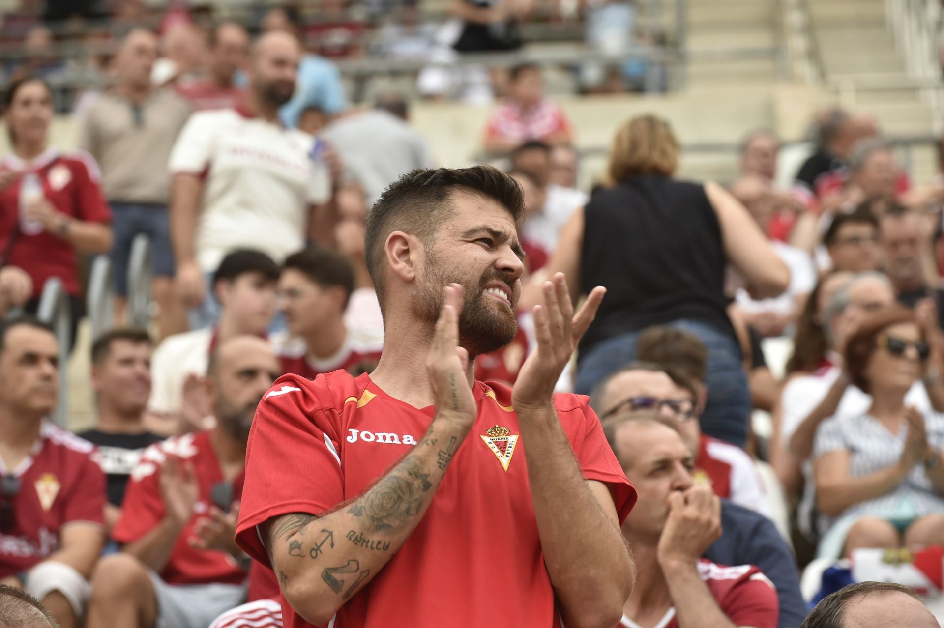La grada celebra la victoria del Real Murcia, en imágenes