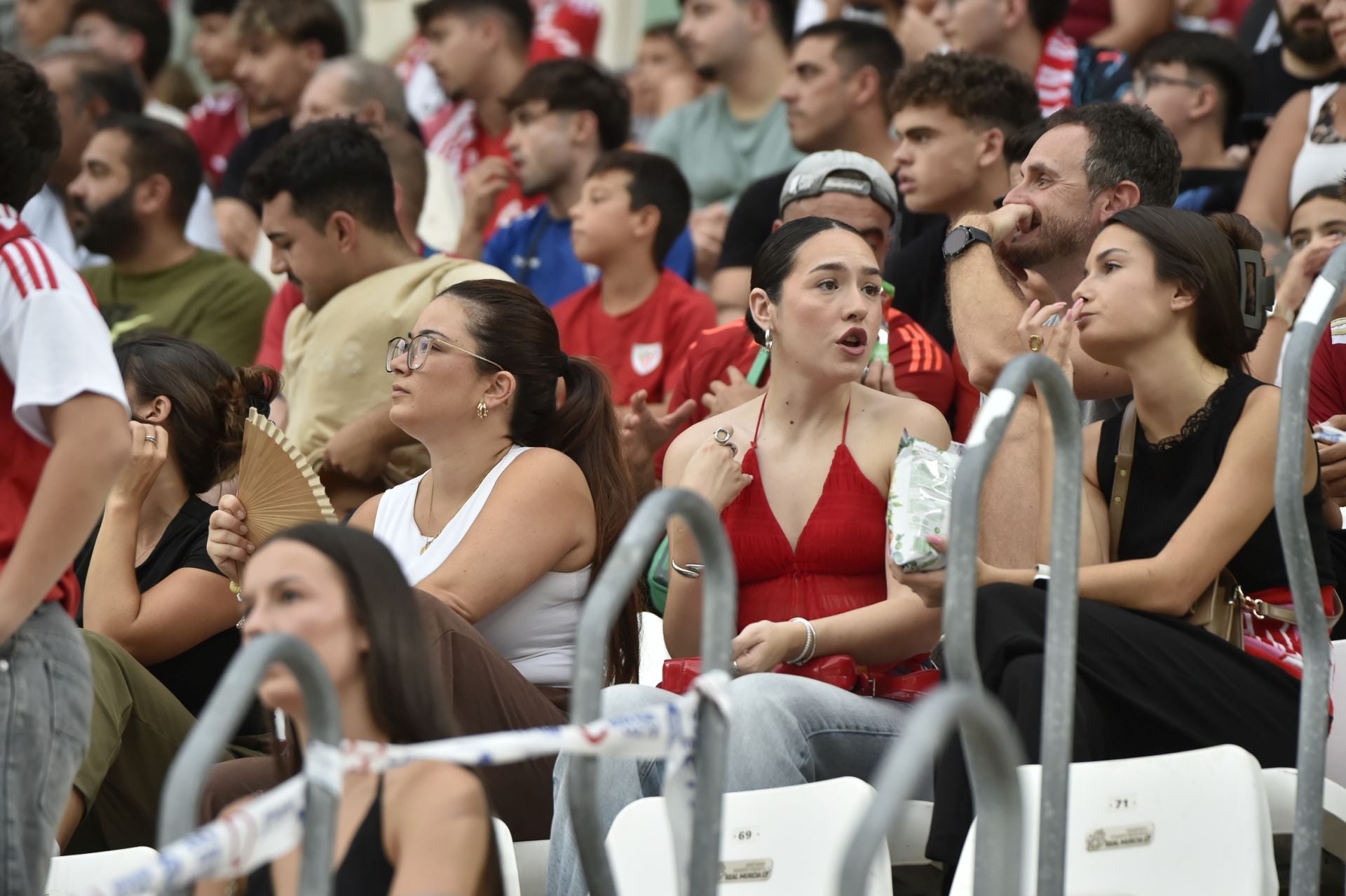 La grada celebra la victoria del Real Murcia, en imágenes