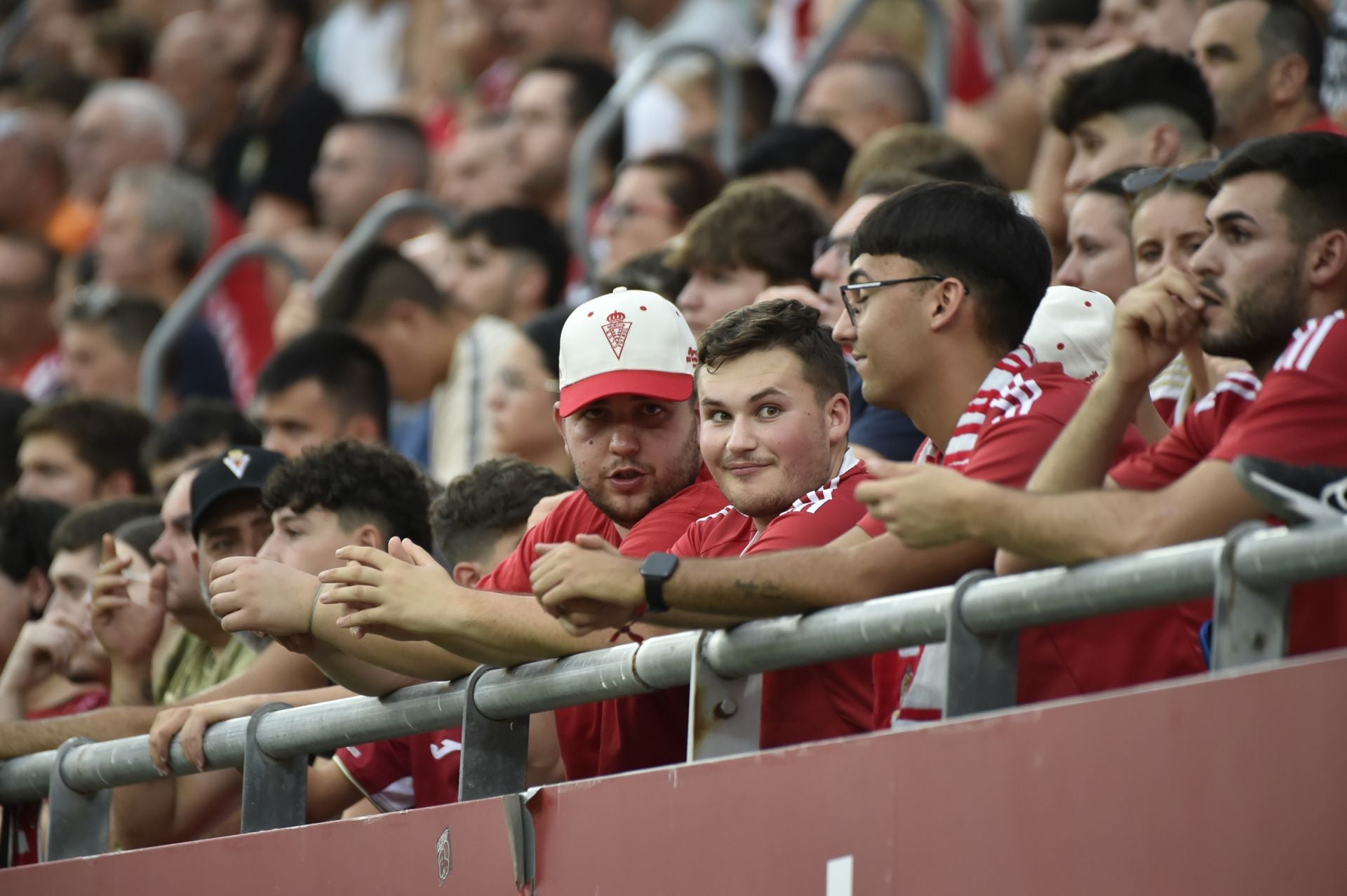 La grada celebra la victoria del Real Murcia, en imágenes