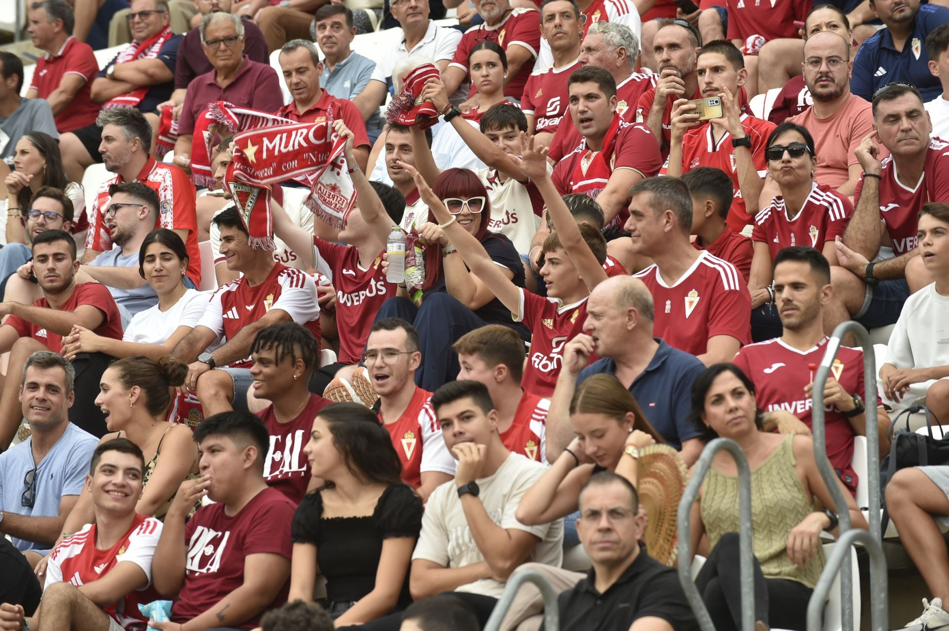 La grada celebra la victoria del Real Murcia, en imágenes