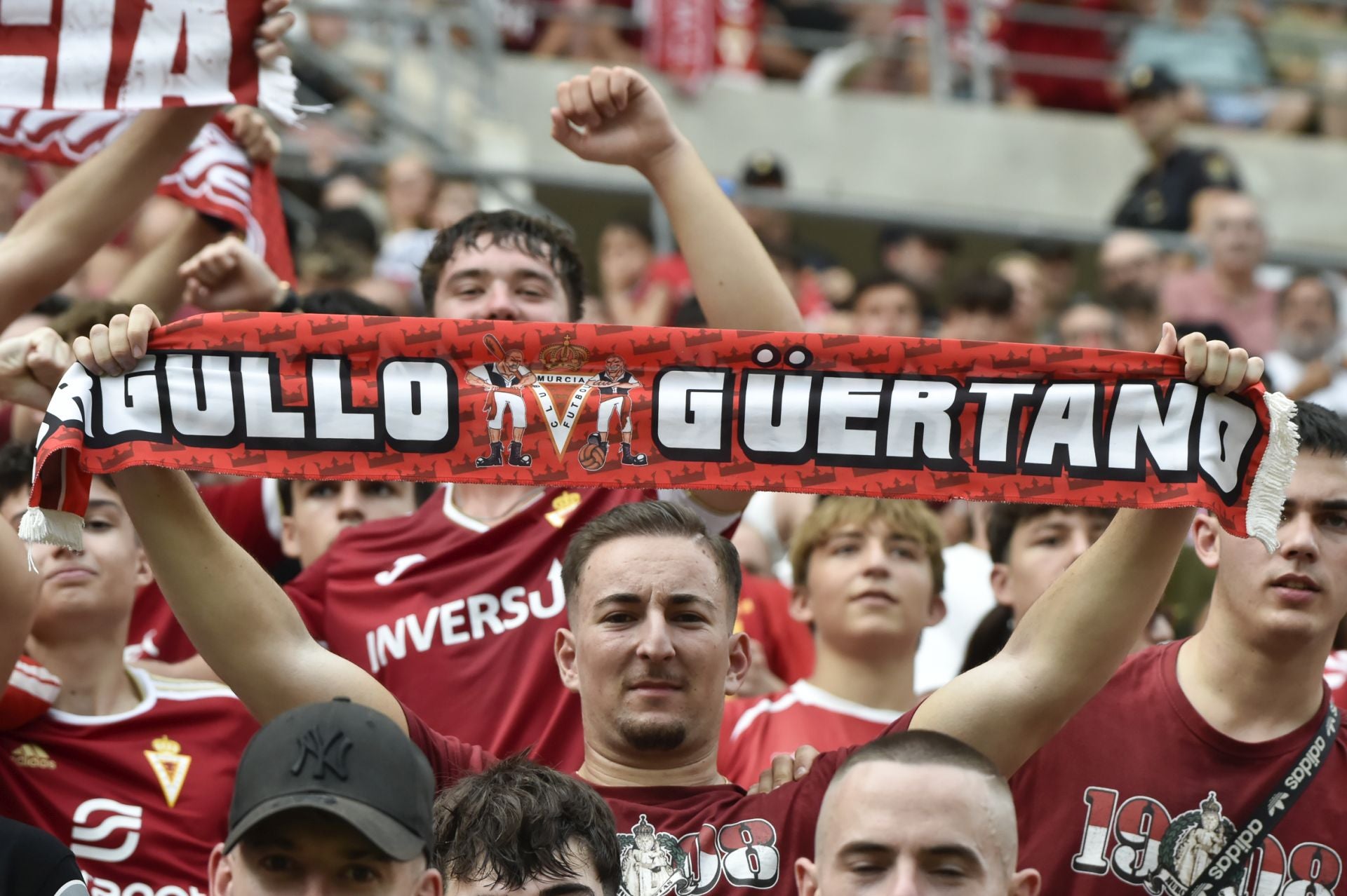 La grada celebra la victoria del Real Murcia, en imágenes