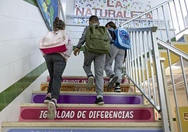 Tres alumnos van a clase en el colegio Santa Rosa de Lima.