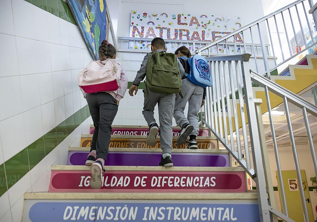 Tres alumnos van a clase en el colegio Santa Rosa de Lima.