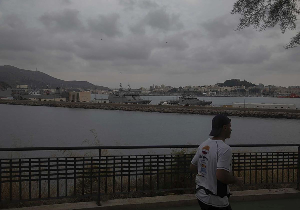 Un hombre hace deporte en Cartagena en un día de intrusión de una masa de aire africano.
