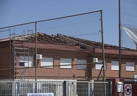 El CEIP San Cristóbal, durante las obras de retirada de la cubierta de fibrocemento.