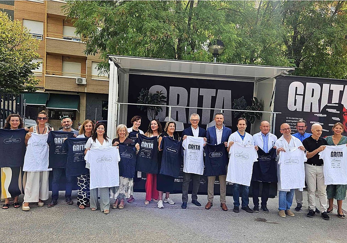 El consejero de Salud, Juan José Pedreño, con profesionales de Salud Mental este lunes en Caravaca de la Cruz, presentando la campaña Grita, de prevención y sensibilización frente al suicidio.