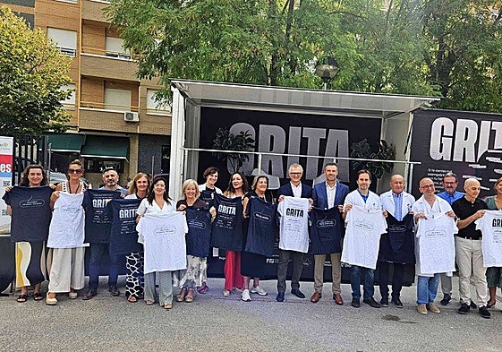 El consejero de Salud, Juan José Pedreño, con profesionales de Salud Mental este lunes en Caravaca de la Cruz, presentando la campaña Grita, de prevención y sensibilización frente al suicidio.