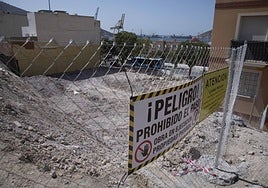 La parcela en la que se va a construir la residencia, tras la paralización de las obras.