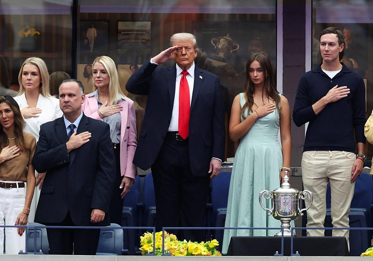 Trump llega puntual, pero la final se retrasa 40 minutos