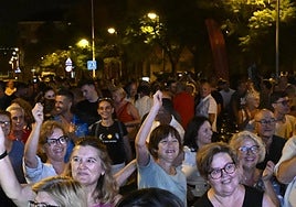 Los vecinos de El Palmar reunidos para ver la final del US Open de Carlos Alcaraz contra Sinner explotan de júbilo tras el punto que le dio el triunfo al murciano.