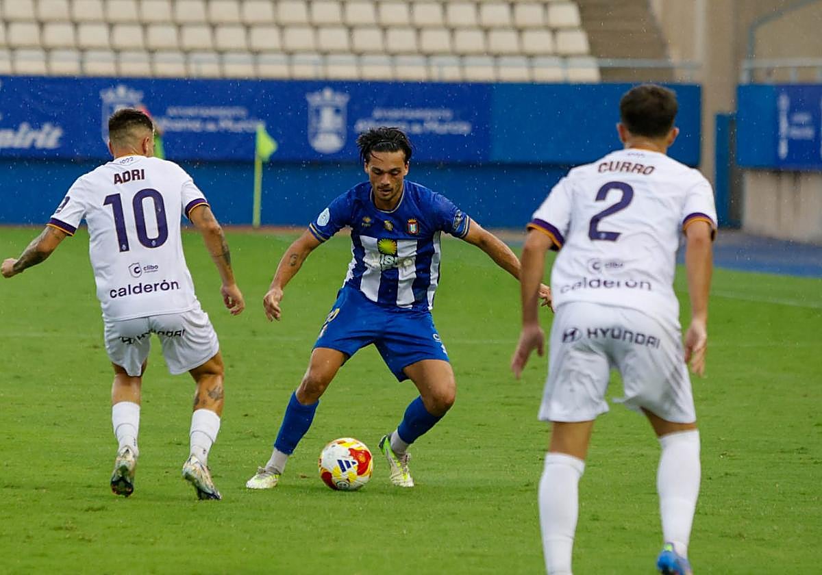 Willy, del Lorca, encara a Adri y Curro, del Jaén, ayer en el Artés Carrasco.