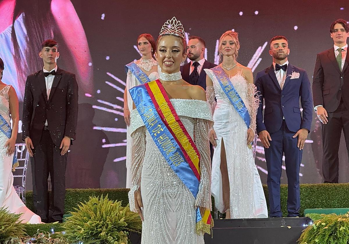 Andrea Carrasco Egea, en el escenario, tras su nombramiento.