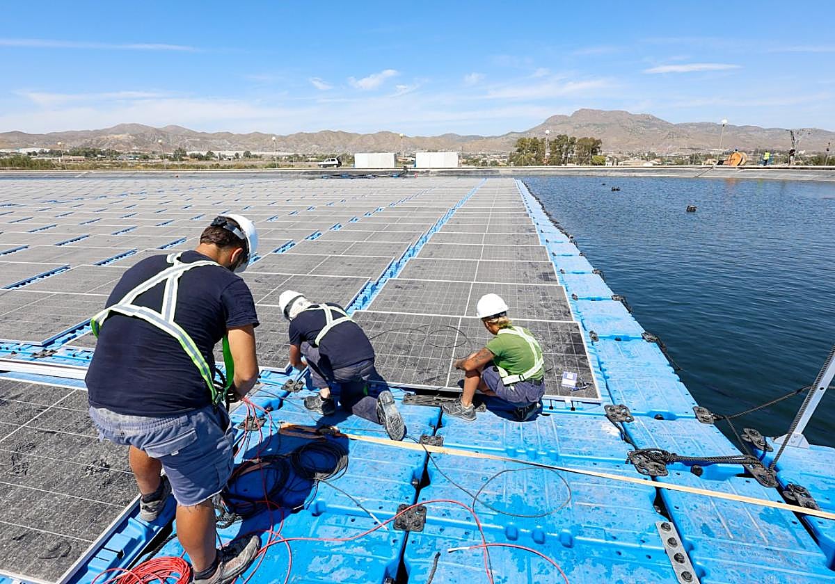Técnicos trabajan en la planta solar flotante que cubrirá el embalse de la Comunidad de Regantes en La Torrecilla .