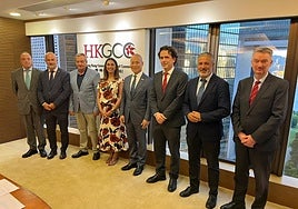 La consejera Rubira charla con el cónsul general de España en Hong Kong, Manuel Aguirre de Cárcer, y empresarios y organizaciones que participan en la feria. La consejera junto al resto de la delegación regional tras la reunión con el CEO de la Cámara General de Comercio de Hong Kong, Patrick Yeung.