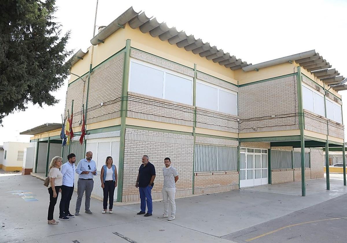 Visita a las instalaciones de los antiguos colegios de La Aljorra a los que se les dará un nuevo uso.
