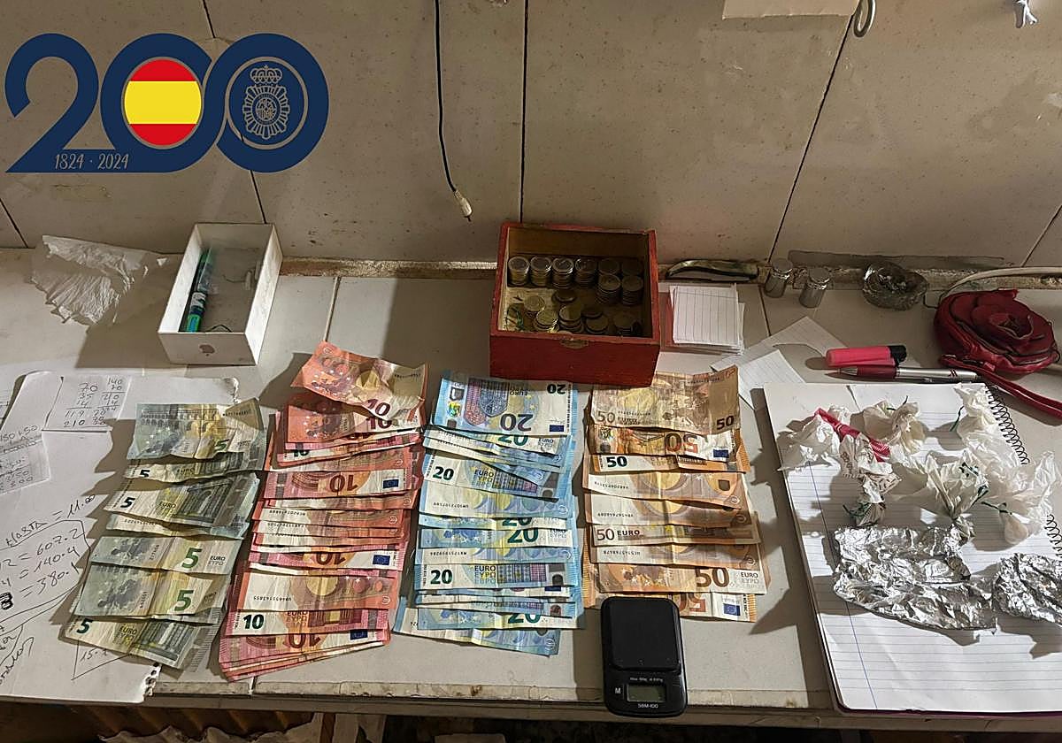 El dinero y los estupefacientes requisados por la Policía Nacional.