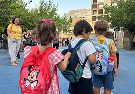 Escolares de Educación Infantil del colegio Cierva Peñafiel forman fila para entrar en clase este lunes.