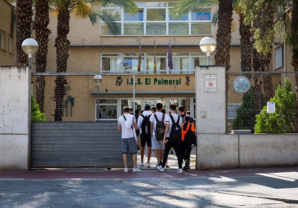 Imagen de archivo de la entrada al que fuera IES El Palmeral de Orihuela.