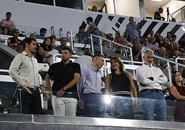 Alejandro Arribas y Víctor Alonso, con los concejales José Martínez y Cristina Mora, el pasado viernes en el palco del Cartagonova.