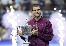 Carlos Alcaraz sostiene la copa del US Open tras su victoria ante Sinner.