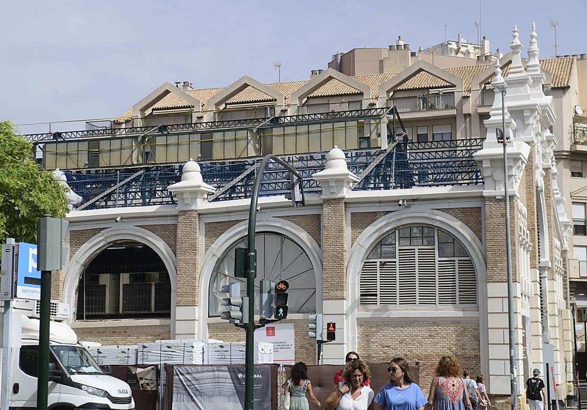 Edificio del mercado de Verónicas, con la mayor parte del techo de fibrocemento ya retirado.
