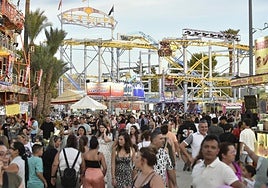 El recinto ferial de La Fica, donde los primeros días han traído una notable afluencia de público a atracciones y casetas.