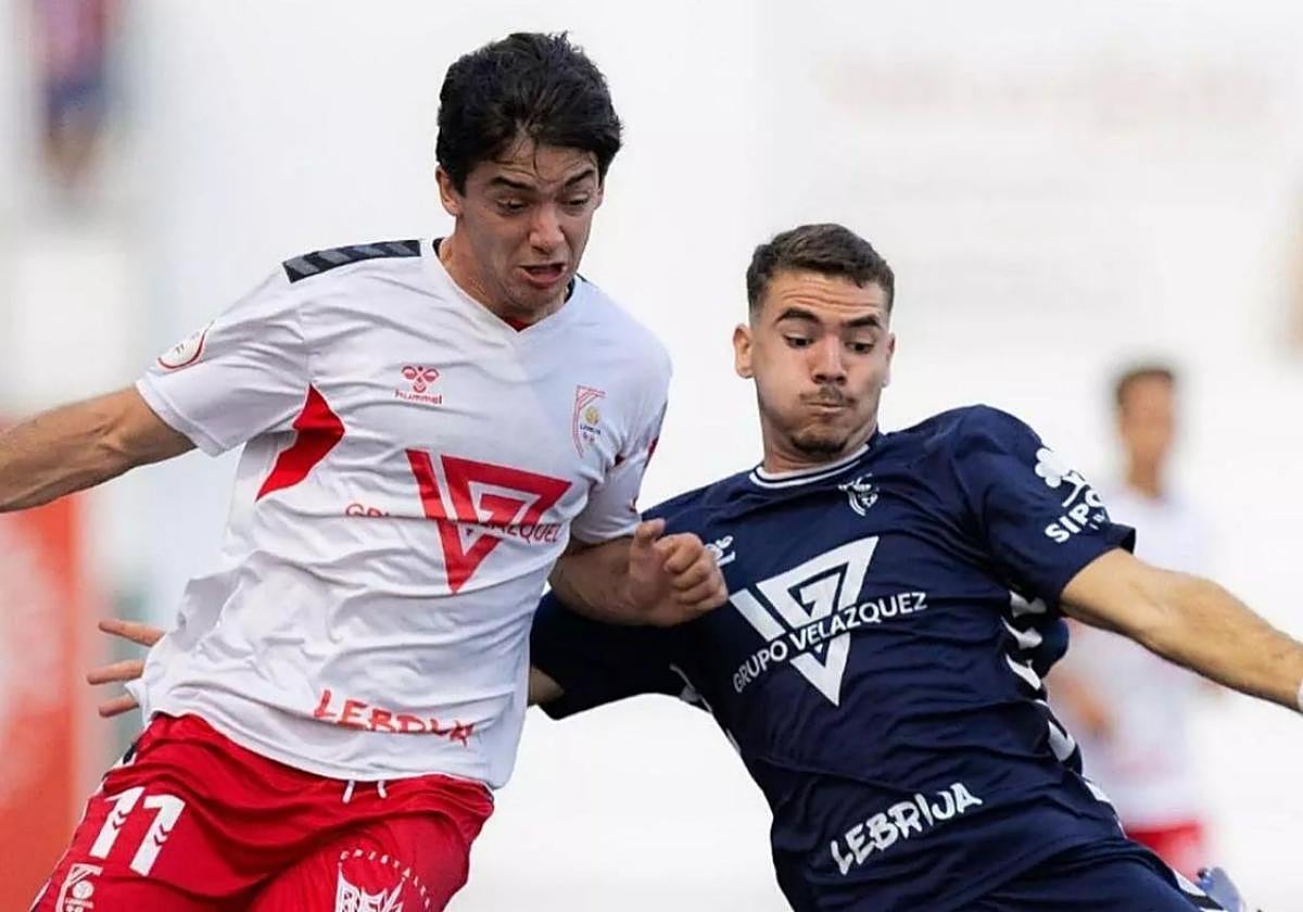 Márquez, jugador del Unión Malacitano, a la derecha, con la camiseta visitante del Antoniano.