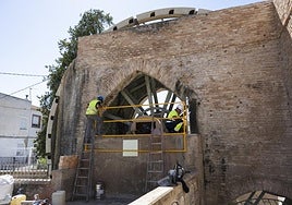 Operarios ejecutando los trabajos en la Rueda.