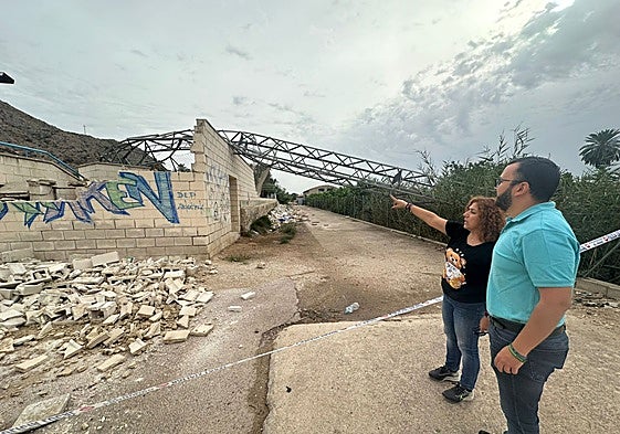 El subdelegado del Gobierno en Alicante y la alcaldesa de Callosa de Segura esta mañana en los daños en el campo de fútbol.