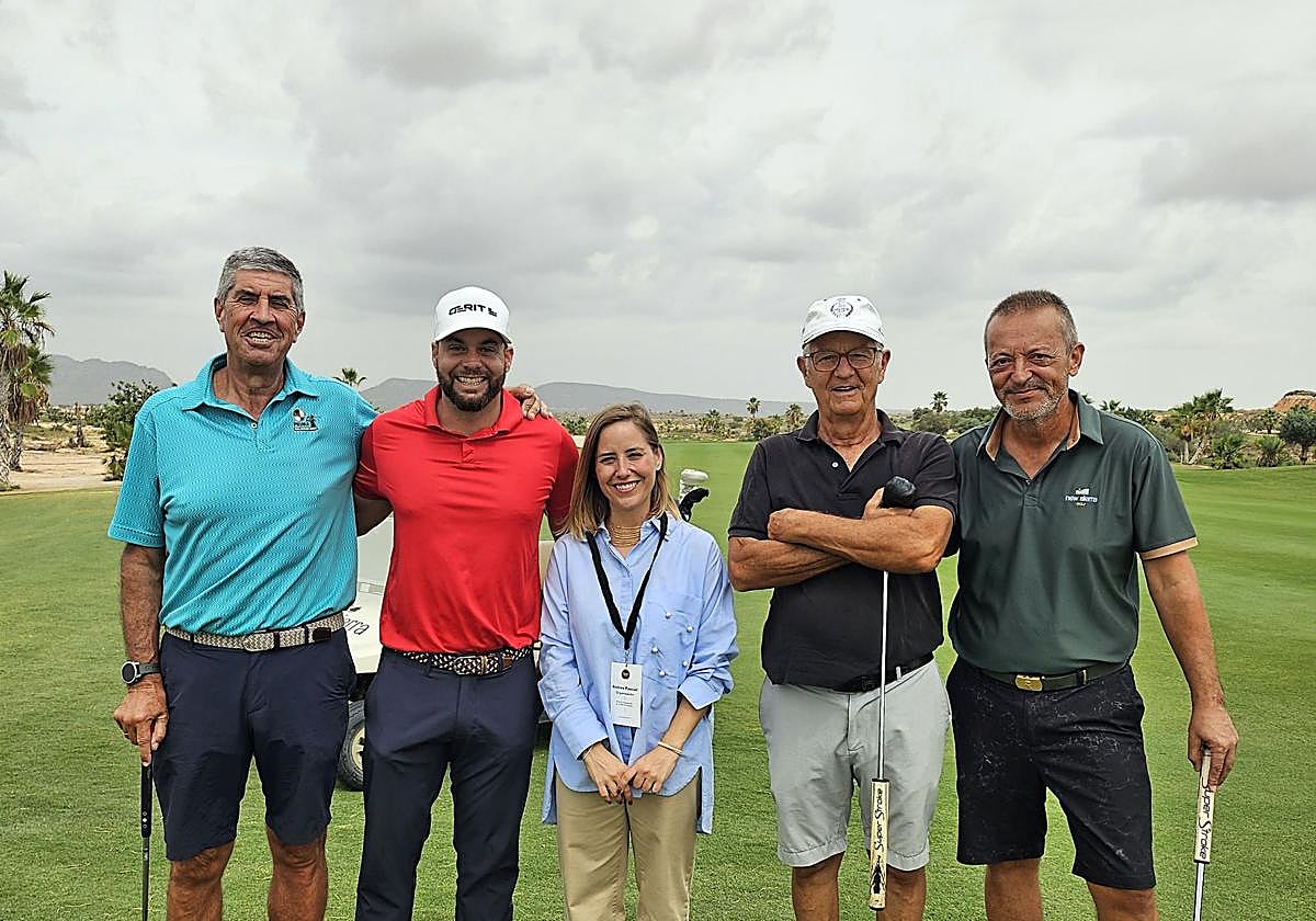 Antonio Hortal con su equipo de 'amateurs' (2º i) junto a Andrea Pascual, la directora de Comunicación y Marketing del campo.