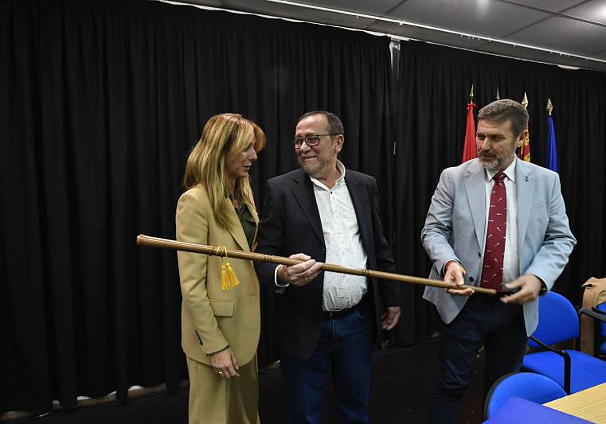 Los concejales del PP, Pilar Torres y Fulgencio Perona, en la toma de posesión de Raimundo Martínez como pedáneo, en noviembre de 2023.