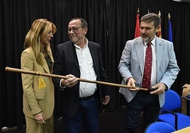 Los concejales del PP, Pilar Torres y Fulgencio Perona, en la toma de posesión de Raimundo Martínez como pedáneo, en noviembre de 2023.