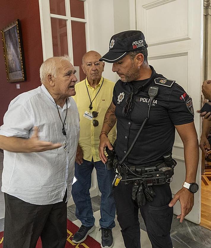 Imagen secundaria 2 - Momentos de tensión vividos entre policías locales, representantes vecinales y concejal socialistas Manuel Torres fuera del salón de plenos.