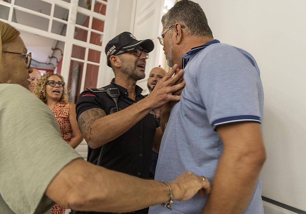 Imagen principal - Momentos de tensión vividos entre policías locales, representantes vecinales y concejal socialistas Manuel Torres fuera del salón de plenos.