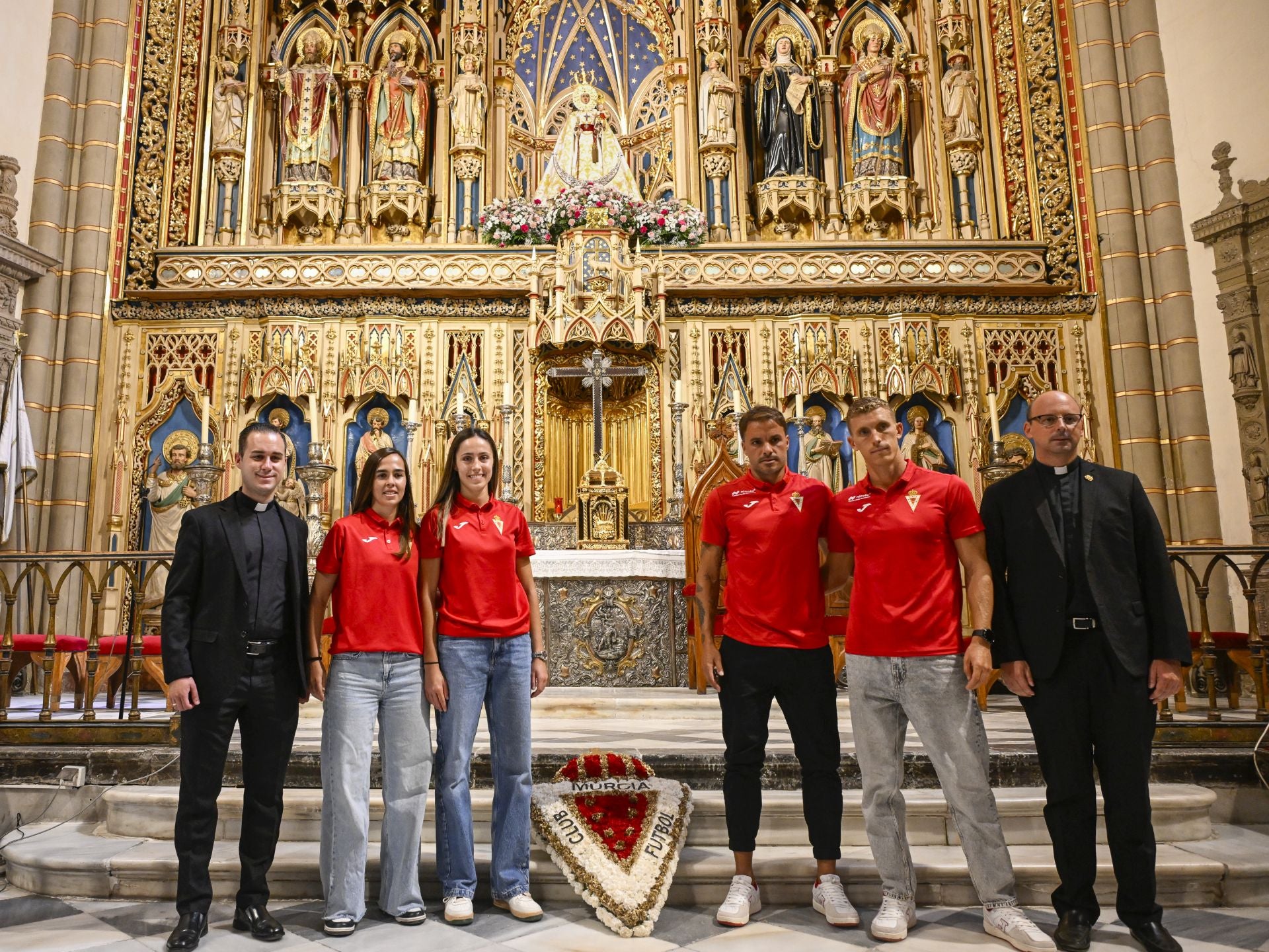En imágenes, la ofrenda del Real Murcia a La Fuensanta