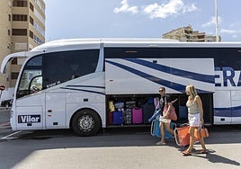 Bus lleno de maletas en La Manga este verano.