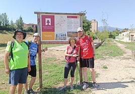 Un grupo de caravaqueños, ante un cartel sobre Caravaca entre Artajona (Navarra) y Tarazona (Zaragoza).