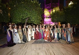 Las Abanderadas, en la plaza de los Apóstoles, anoche, durante su presentación.