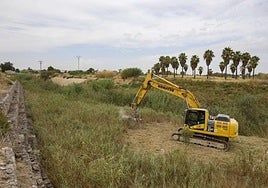 Maquinaria pesada, ayer, en el cauce del Reguerón, donde la CHS arrancó con los trabajos de limpieza y desbroce por posibles avenidas.