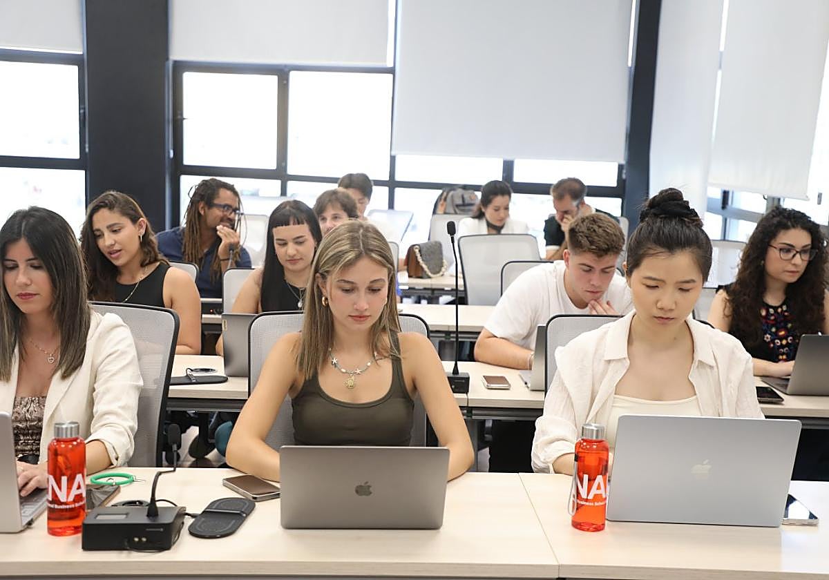 Alumnos de ENAE realizan una actividad práctica en clase.