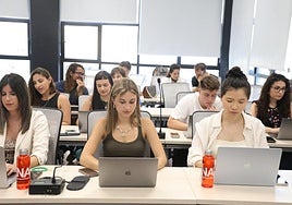 Alumnos de ENAE realizan una actividad práctica en clase.
