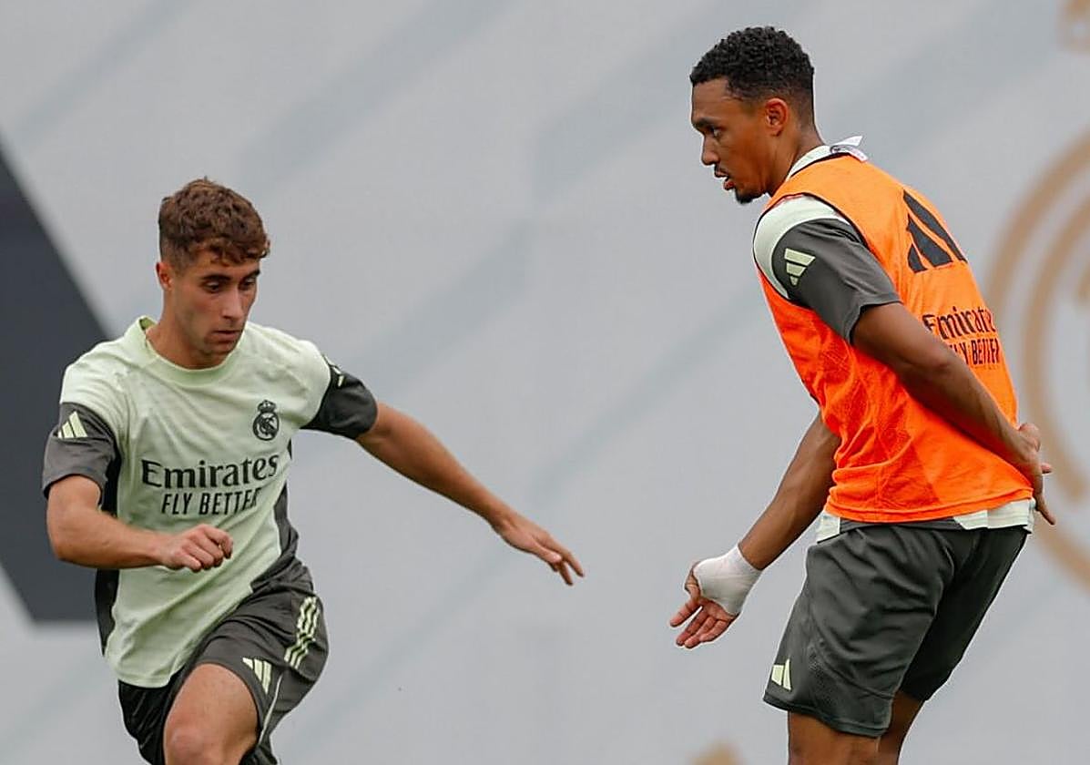 Álvaro Ginés presiona a Alexander-Arnold, ayer.