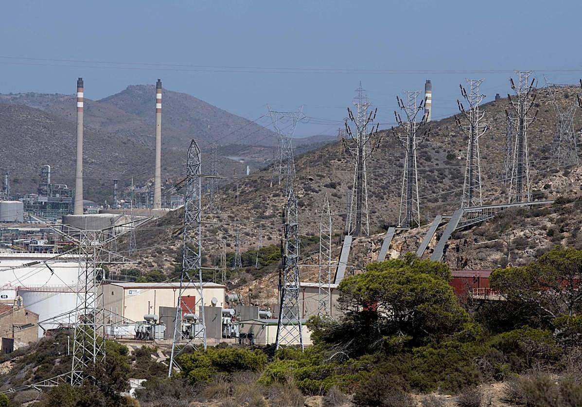 Tendidos eléctricos en Escombreras, este miércoles.