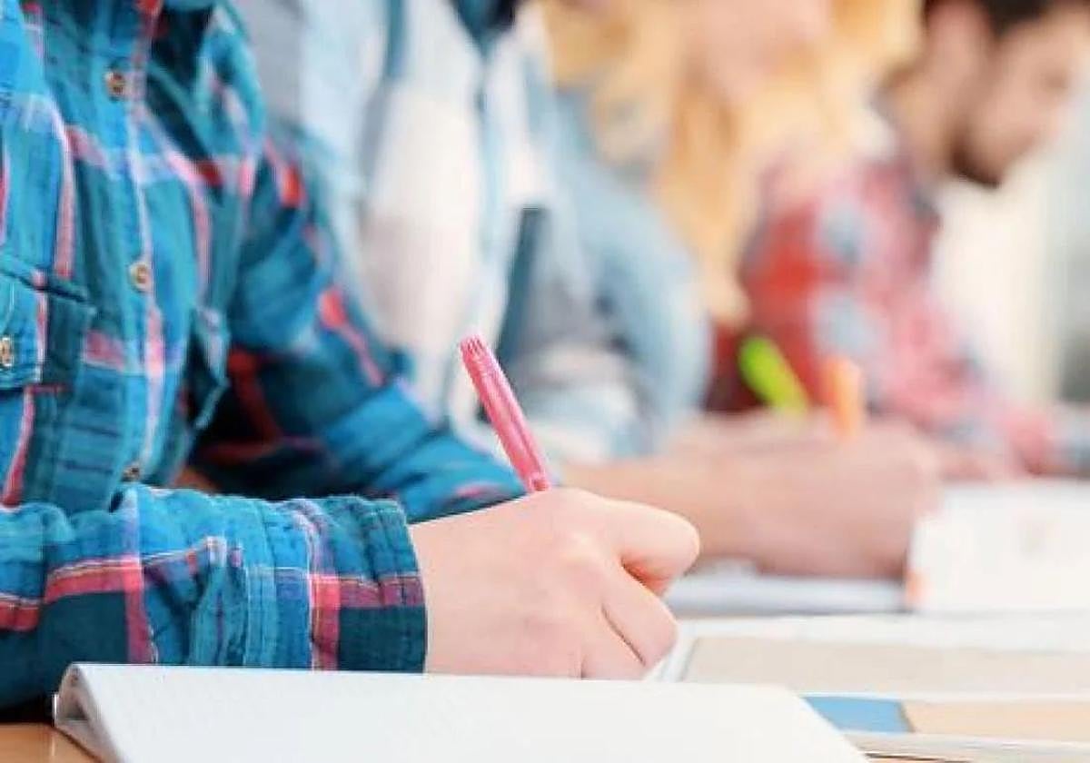 Imagen de archivo de varios alumnos en clase