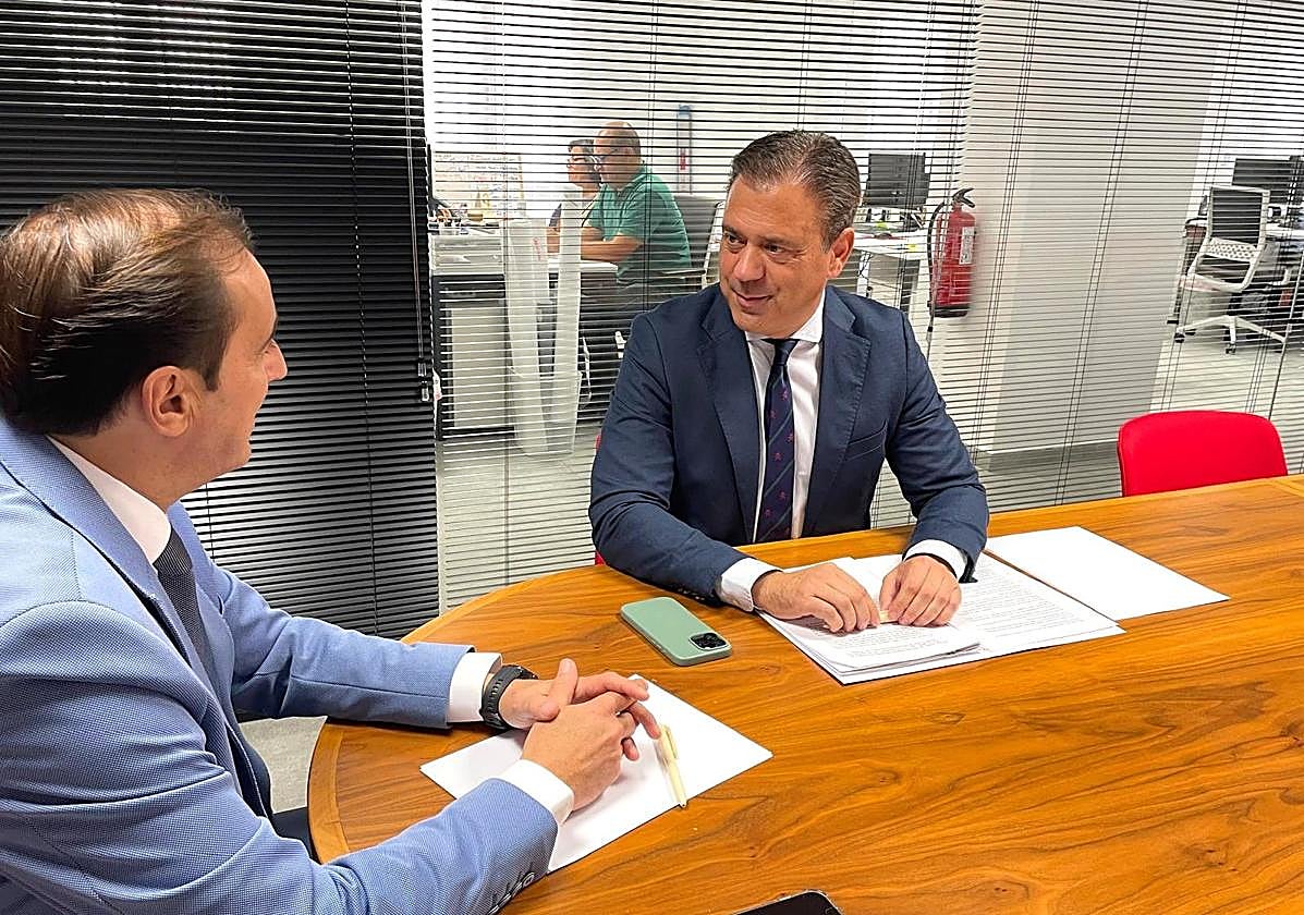 Víctor Manuel López y Marcos Ortuño durante la reunión que mantuvieron