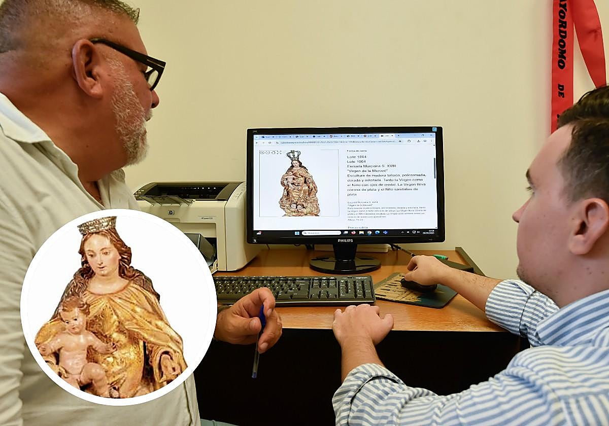 Los profesores Pérez Sánchez y García Zapata observan una imagen de la escultura.